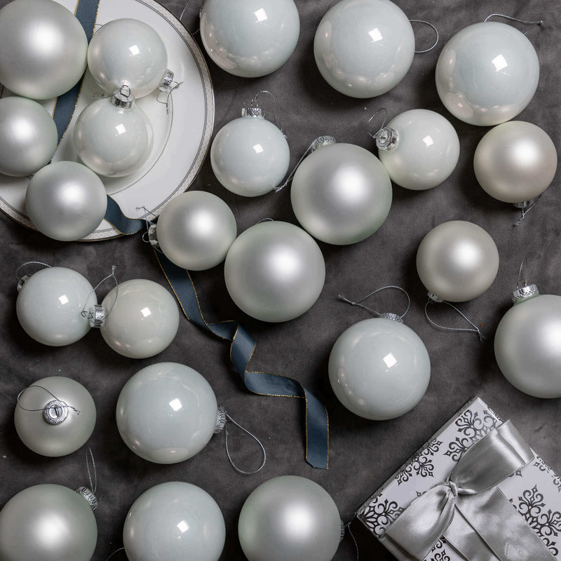 Conjunto de Bolas Natalinas Brancas em Vidro (24 Peças)